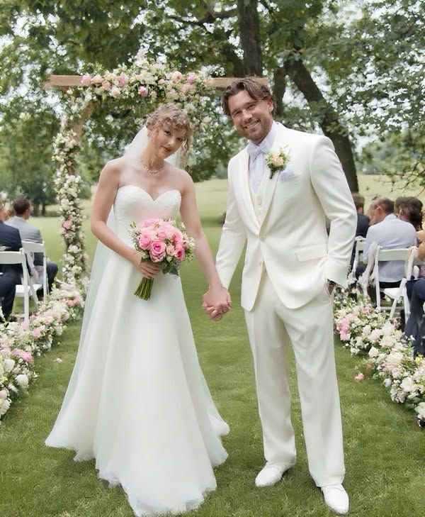 Just 3 Days After Their Wedding, Taylor Swift Goes Live to Reveal She’s Pregnant With Twins — Shares Emotional Message About Motherhood and Even Teases Their Names… See More