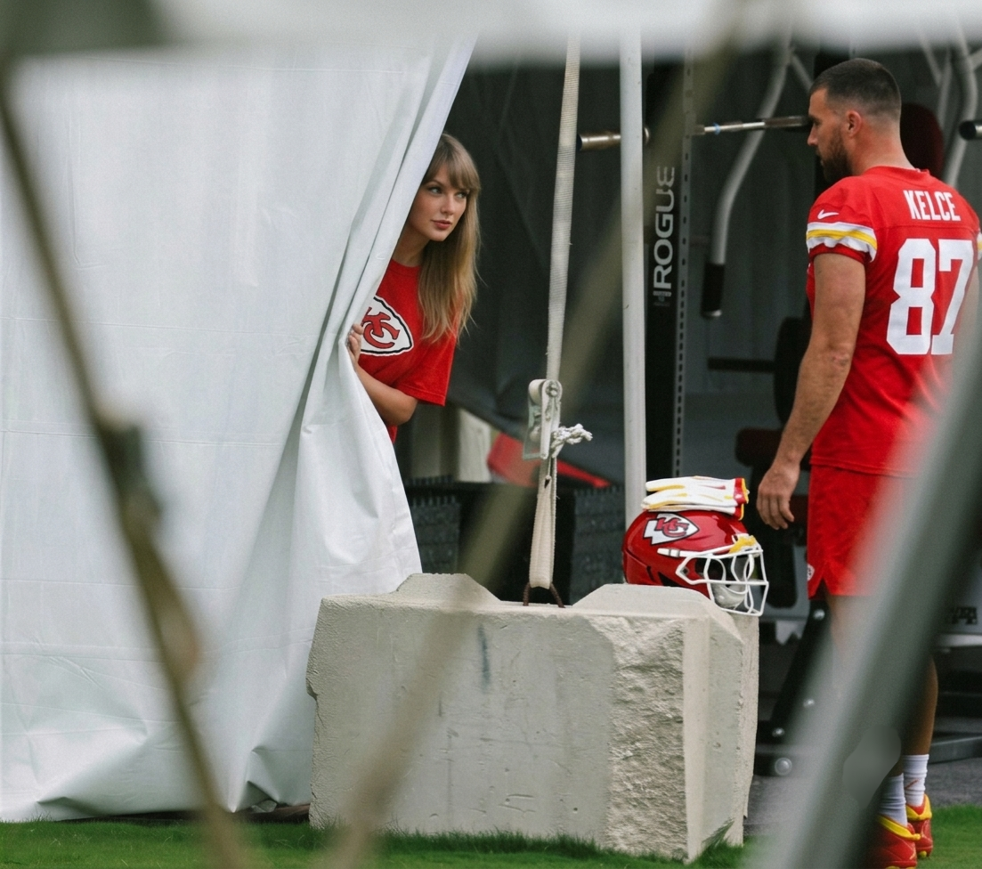 Taylor Swift Caught on Camera Delivering Her Famous Homemade Sourdough to Her Hardworking Husband Travis Kelce at Chiefs Training Camp in St. Joseph, Only for Shocked Fans to Realize It Was the Real Deal