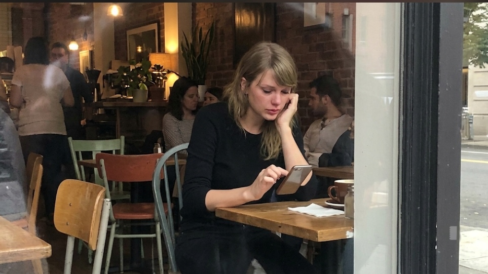 Look at these rare photos of Taylor Swift deleting old pictures of Travis Kelce from her phone in a café and a waiter who saw everything says she looked very sad and kept shaking her head while scrolling through their wedding memories
