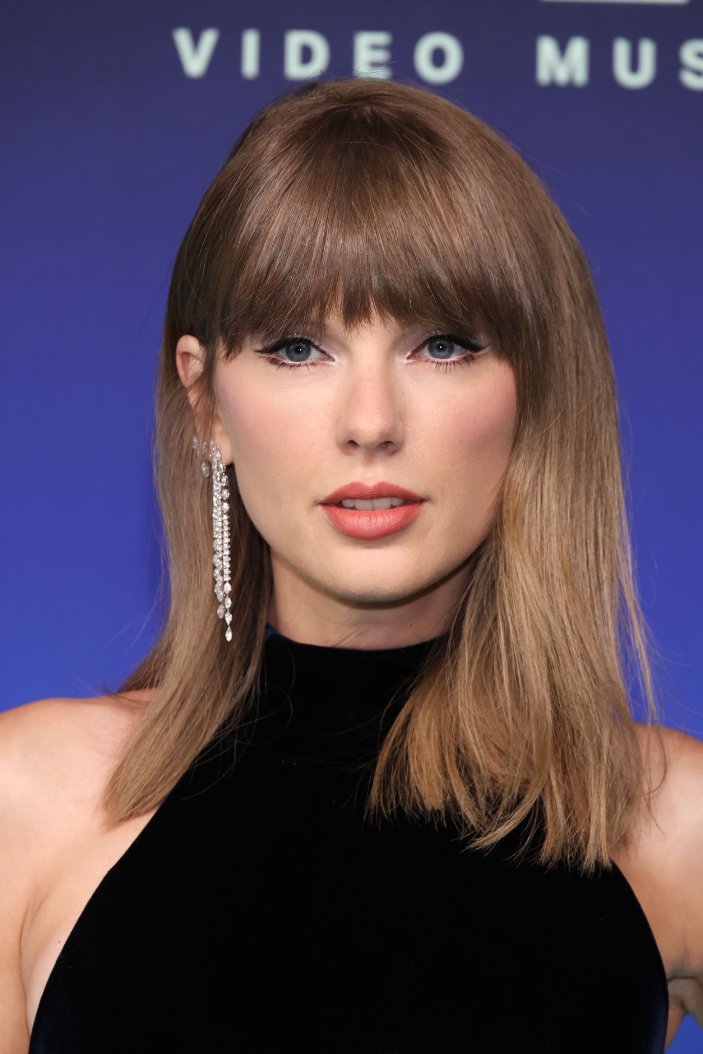 Taylor Swift’s Husband Travis Kelce Steals the Spotlight on the VMAs Red Carpet, Recreates Taylor’s Internet Breaking Meme and Proudly Points to His Wedding Ring as He Shouts “That’s My Wife!” After Making a Stunning Arrival to Support Her as She Receives the Inaugural MTV VMA Artist Directors Honors