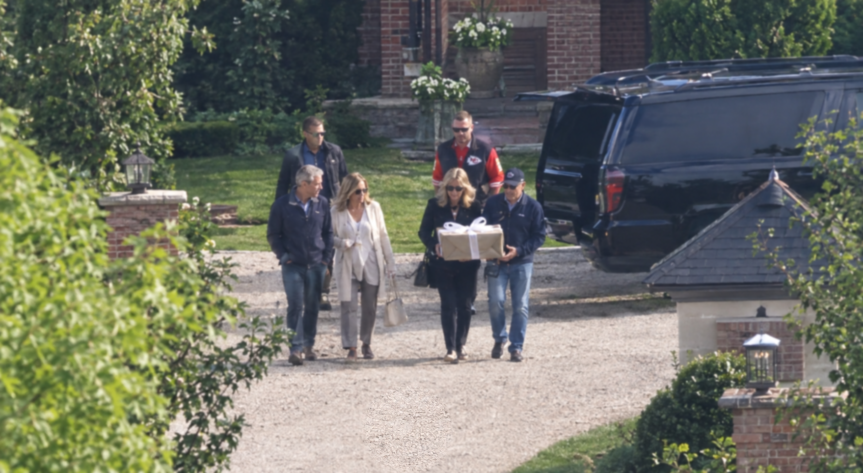Taylor Swift’s Parents Andrea and Scott Join Travis Kelce’s Parents Donna and Ed at Taylor and Travis’ $5.35 Million Mansion, Arriving With a Sweet New Family Housewarming Gift That Has Fans Stunned... See Clearer Photos and the Never-Before-Seen Clip of Their Beautiful Arrival and the Gift