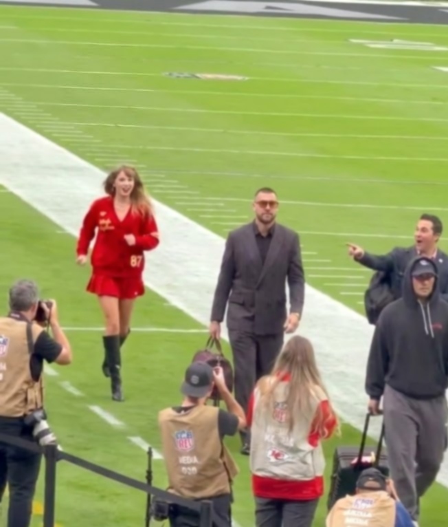 Taylor Swift Steals the Spotlight as She Shouts “My Mr. Cleveland” and Runs to Hug Husband Travis Kelce Upon His Arrival at Allegiant Stadium for Chiefs vs. Raiders Game