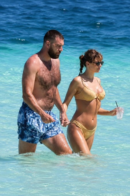 Travis Kelce can’t keep his eyes off Taylor Swift’s sizzling figure trigers debate across social media