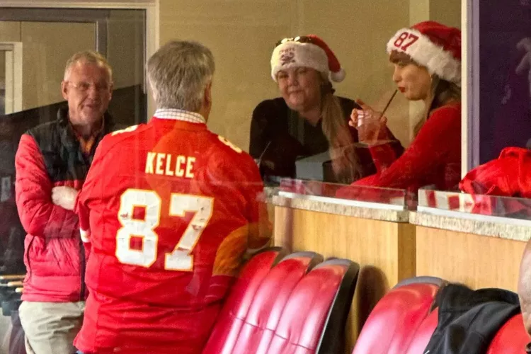 Taylor swift reveals she came with a gift to celebrate chiefs win after todays match... Hope she came with Goodluck today