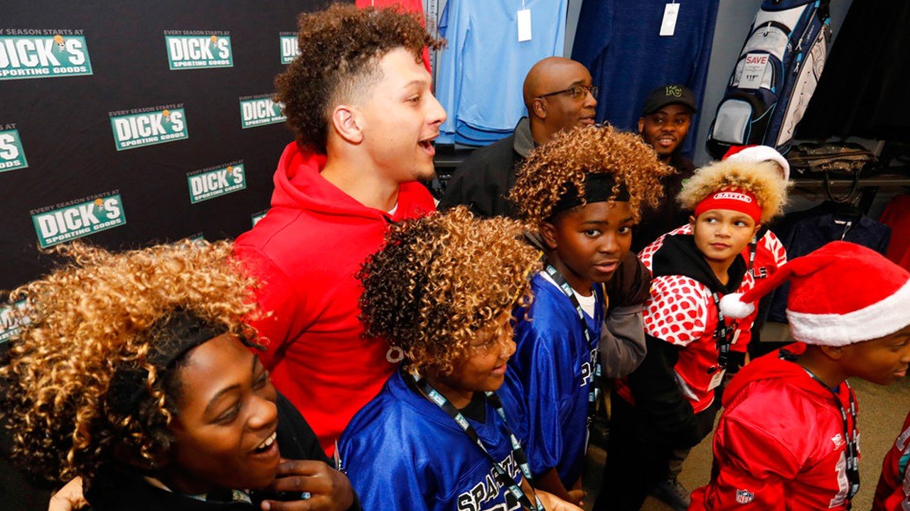 Chiefs QB Patrick Mahomes shares a special message with a young reporter "i feel like crying but i cant"