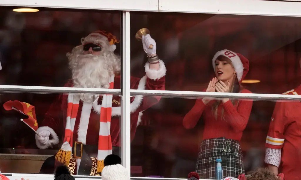 Merry Swiftmas! Taylor Swift Supports Travis Kelce at Chiefs Game with Her Mom Andrea, Dad Scott and Brother Austin