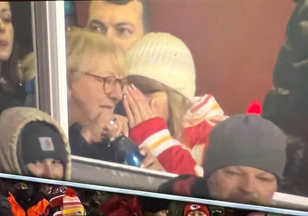 Donna Kelce revealed what she was discussing with Taylor swift during chiefs vs dolphins game 