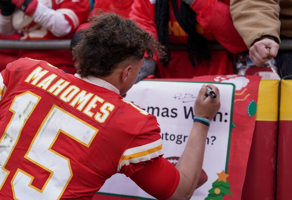 Patrick Mahomes makes a young fan's dreams come true with heroic on field gesture