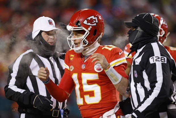 Patrick Mahomes' helmet shatters during frigid Chiefs-Dolphins playoff game