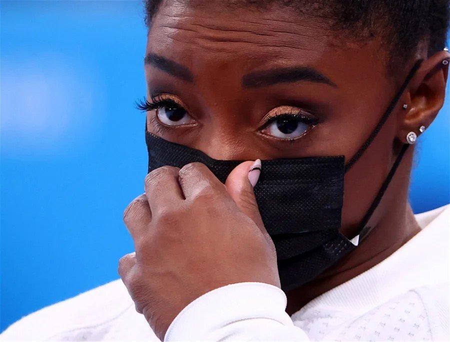 Simone Biles Attends NYE Wedding with Her Friend — Only to Fall Asleep Before 10:30: 'I Am Soooooo Sorry'