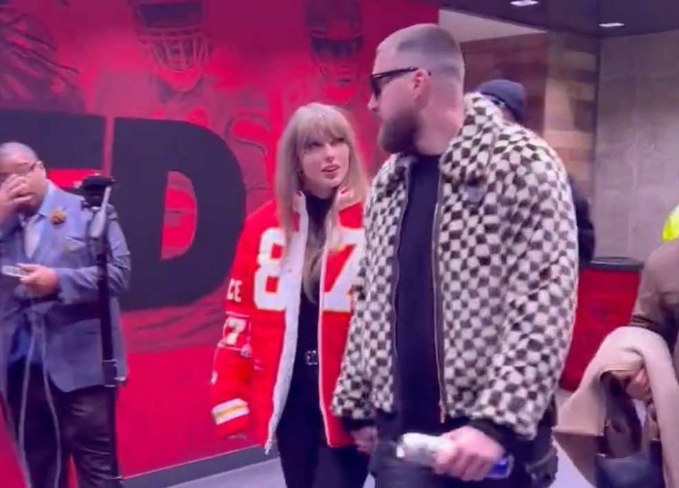 Taylor Swift and Travis Kelce hold hands leaving frigid Chiefs’ win against Dolphins