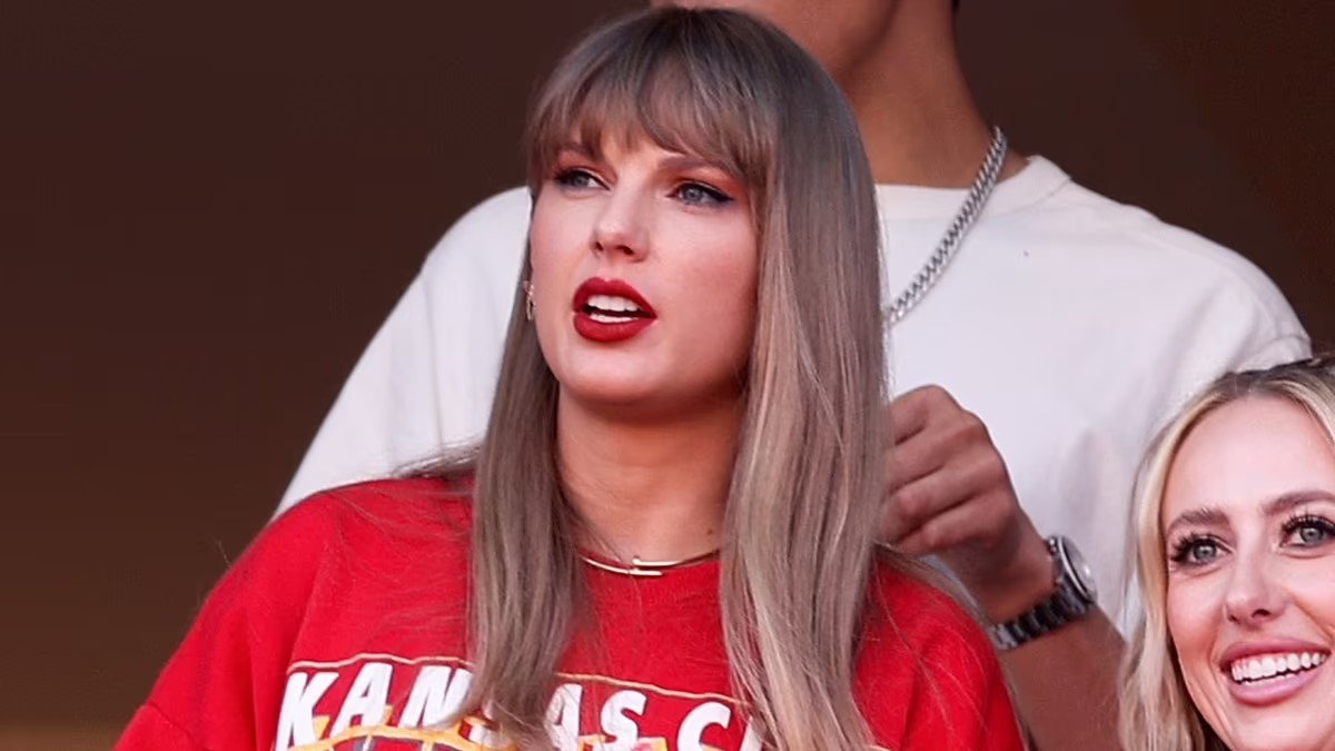 Travis kelce made a shocking revelation about Taylor swift and her ...