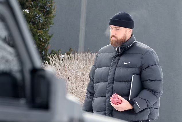 Travis Kelce joined his girlfriend in the final stretch of the journey from the airport "I don't joke with her"