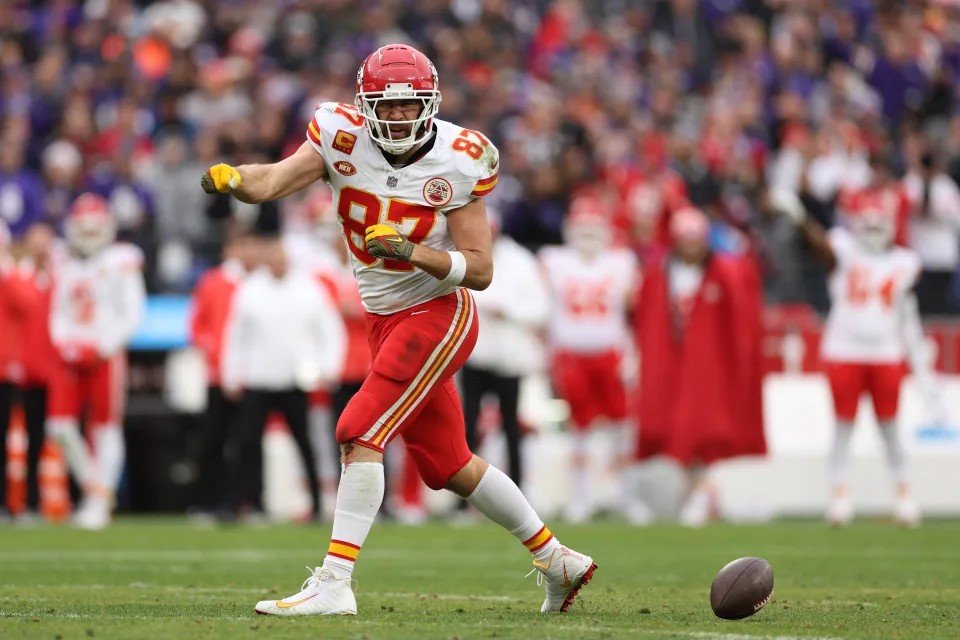 Kelce surpasses 100-yard mark on the day on his first catch of third quarter