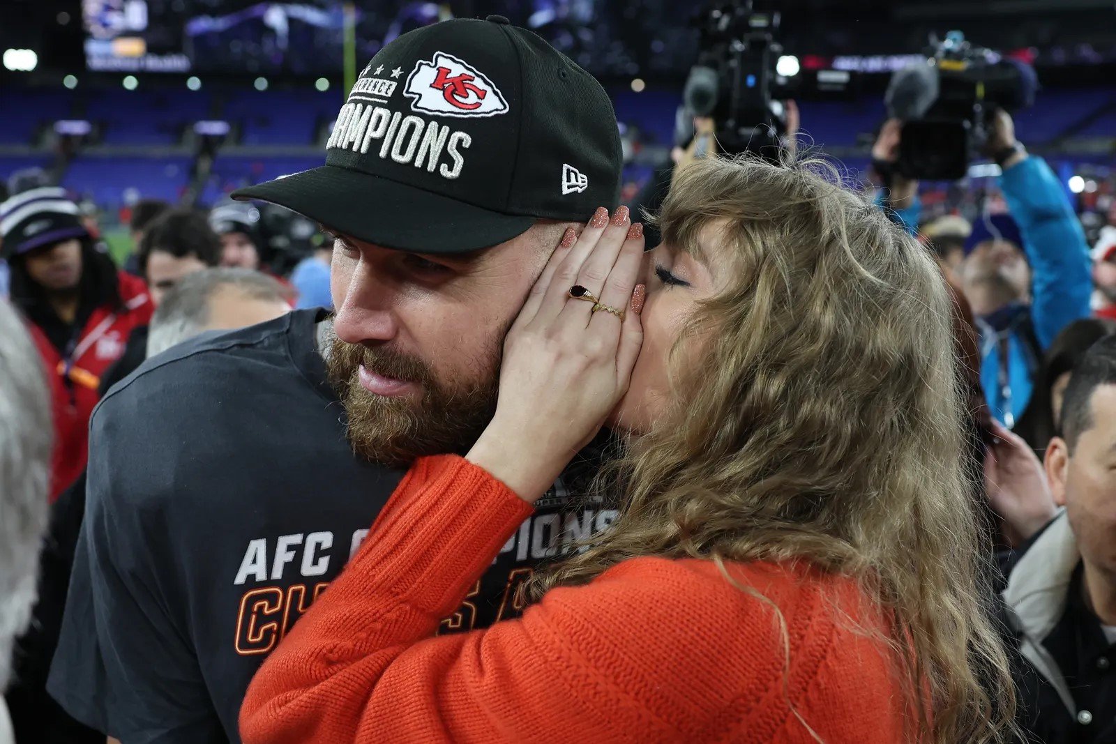 "I love it when Taylor comes and supports me and enjoys the game with the fam and friends" Travis Kelce Reveals