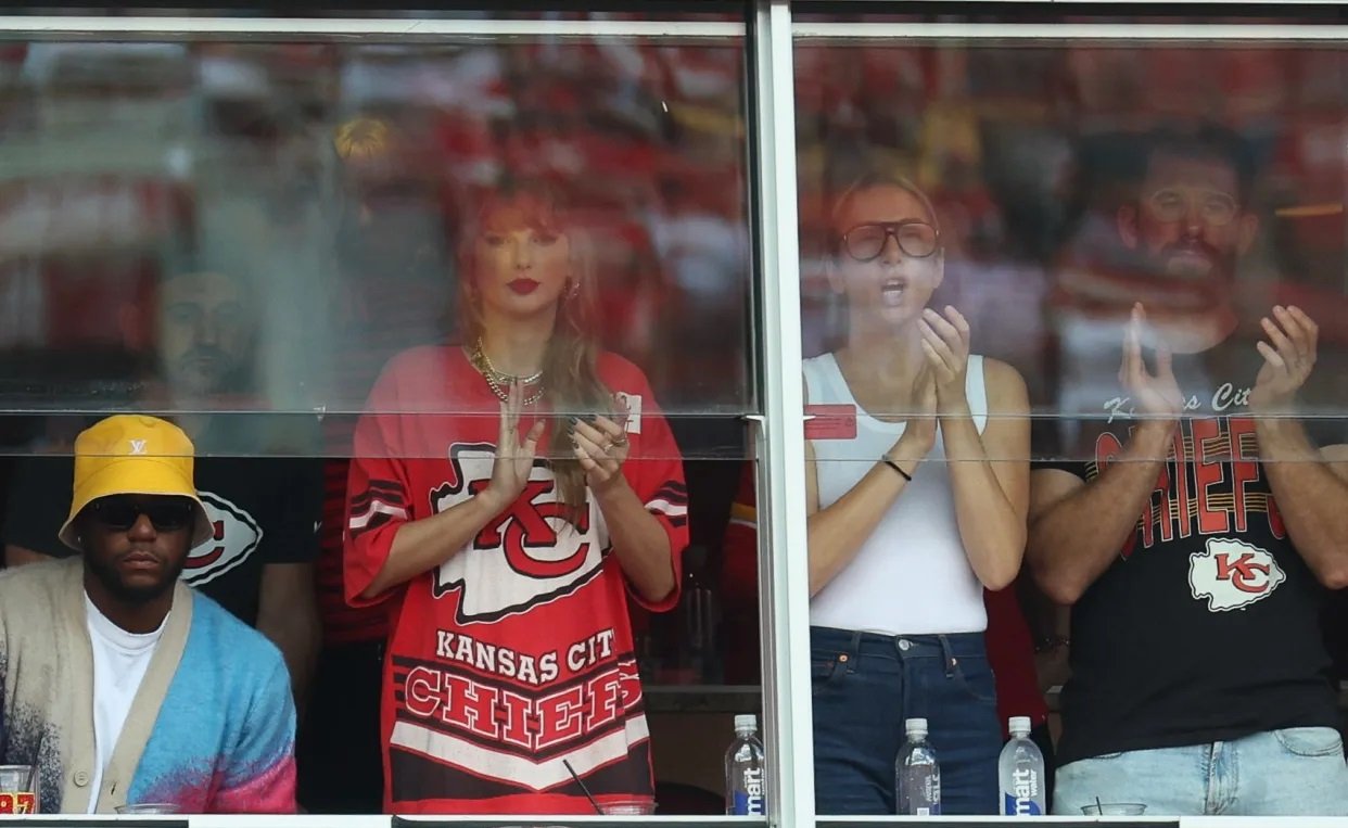 Taylor Swift delightfully fanned herself as Travis Kelce was introduced before Chiefs-Bengals