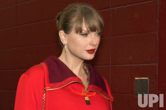 Fans Criticize Taylor Swift's Outfit at Chiefs Game, Claiming It Ages Her: 'She Doesn't Know How to Dress'