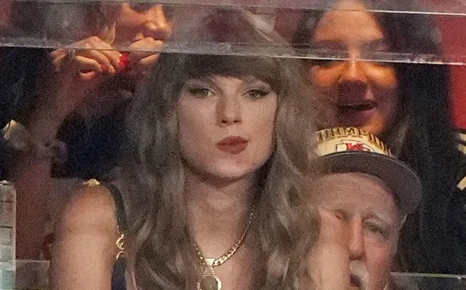 Taylor Swift Faces Embarrassment at Chiefs vs. Texans Game as Travis Kelce Allegedly Ignores Her Over Outfit Choice: 'I May Not Come Again'