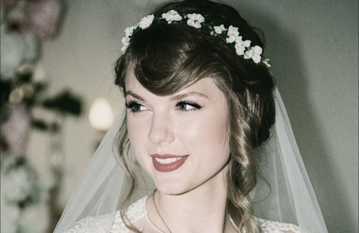 Travis Kelce Finally Drops Photos of His Beautiful Wife Taylor Swift’s Goddess Wedding Dress Fans Have Been Begging For