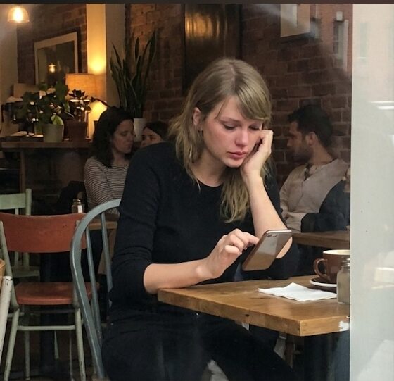 Look at these rare photos of Taylor Swift deleting old pictures of Travis Kelce from her phone in a café and a waiter who saw everything says she looked very sad and kept shaking her head while scrolling through their wedding memories