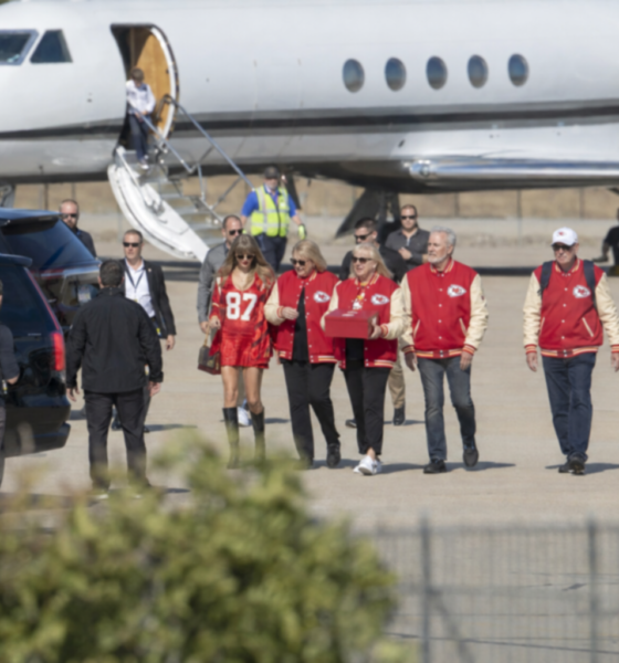 Taylor Swift, Her Parents Andrea and Scott Swift, and Her Husband Travis Kelce’s Parents Donna and Ed Kelce Arrive in Kansas City on Taylor’s Private Jet to Show Their Support for Travis at the Chiefs vs. Broncos Home Season Opener, With Both Sets of Parents Wearing Identical Outfits and Holding Something So Sweet to Cheer for Travis Together That Fans Can’t Stop Talking About... See Clearer Photos and the Never-Before-Seen Clip of Their Beautiful Arrival