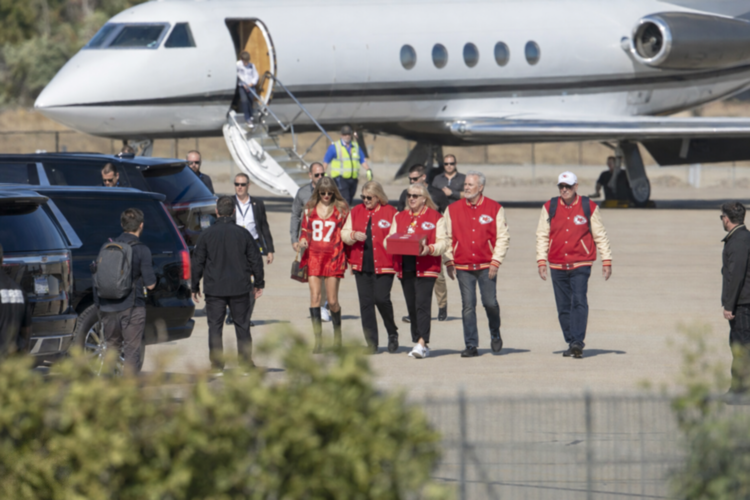 Taylor Swift, Her Parents Andrea and Scott Swift, and Her Husband Travis Kelce’s Parents Donna and Ed Kelce Arrive in Kansas City on Taylor’s Private Jet to Show Their Support for Travis at the Chiefs vs. Broncos Home Season Opener, With Both Sets of Parents Wearing Identical Outfits and Holding Something So Sweet to Cheer for Travis Together That Fans Can’t Stop Talking About... See Clearer Photos and the Never-Before-Seen Clip of Their Beautiful Arrival