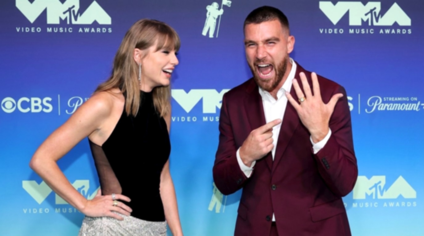 Taylor Swift’s Husband Travis Kelce Steals the Spotlight on the VMAs Red Carpet, Recreates Taylor’s Internet Breaking Meme and Proudly Points to His Wedding Ring as He Shouts “That’s My Wife!” After Making a Stunning Arrival to Support Her as She Receives the Inaugural MTV VMA Artist Directors Honors